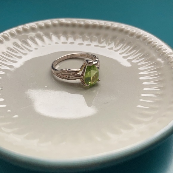 Gorgeous Vintage Silver Ring with Green Gemstone - Picture 6 of 9